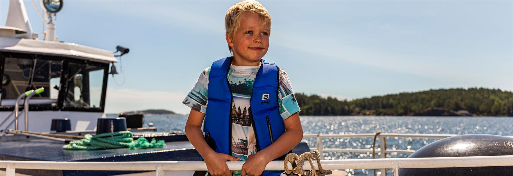 gutt som står om bord på båten