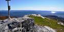Fra Skrubbelinuten på Lifjell, en topp på 1121 meter over havet. Blå himmel og nydelig utsikt over Norsjø og Telemark.