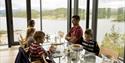 familie koser seg på Panorama Kafe på Hardangervidda Nasjonalparksenter