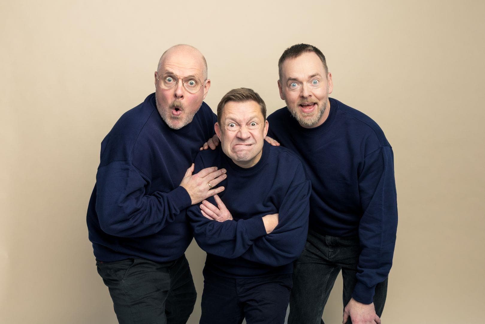 3 menn i blå genser og bukse