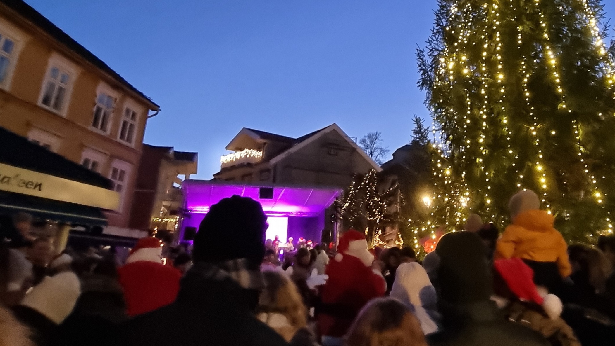 Folksomt på Kragerø torv, julegran og utekino