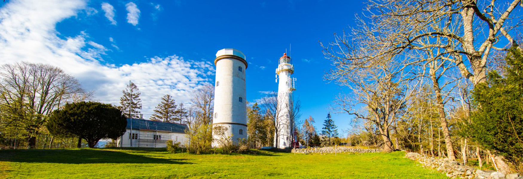 Opplev et fantastisk panoramautsikt over skjærgården og Skagerrak på toppen av Jomfrulandstårnet! De to fyrtårnene midt på Jomfruland er to kjente landemerker. Fyret ble automatisert i 1991.