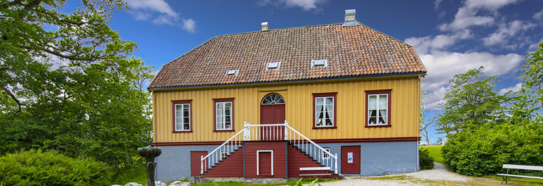 Berg-Kragerø Museum ligger rett ved Hellefjorden, 3 km fra Kragerø sentrum. Bli fascinert av Lystgården fra 1803 og de andre historiske bygningene. Her fortelles solskinnshistorien om Edvard Munch og Kragerø, naturis-eksporten, sjøfart og hytteliv i skjærgården.