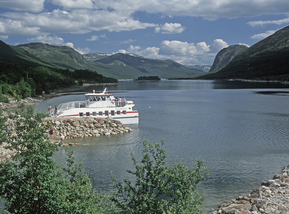 MB Fjellvåken seiler på Møsvatn