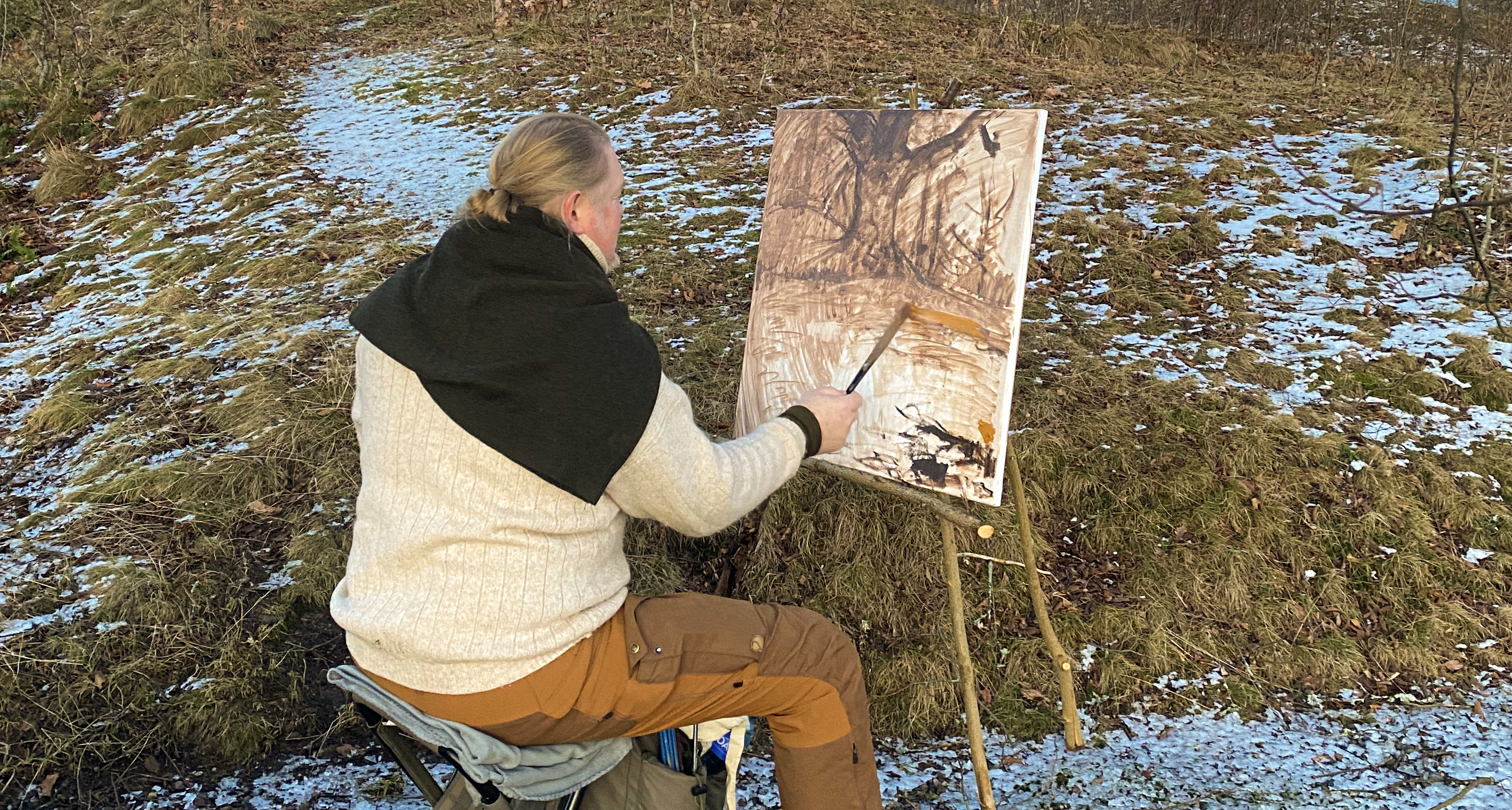 Kunstner Johnny Andvik maler på kyststien i Kragerø