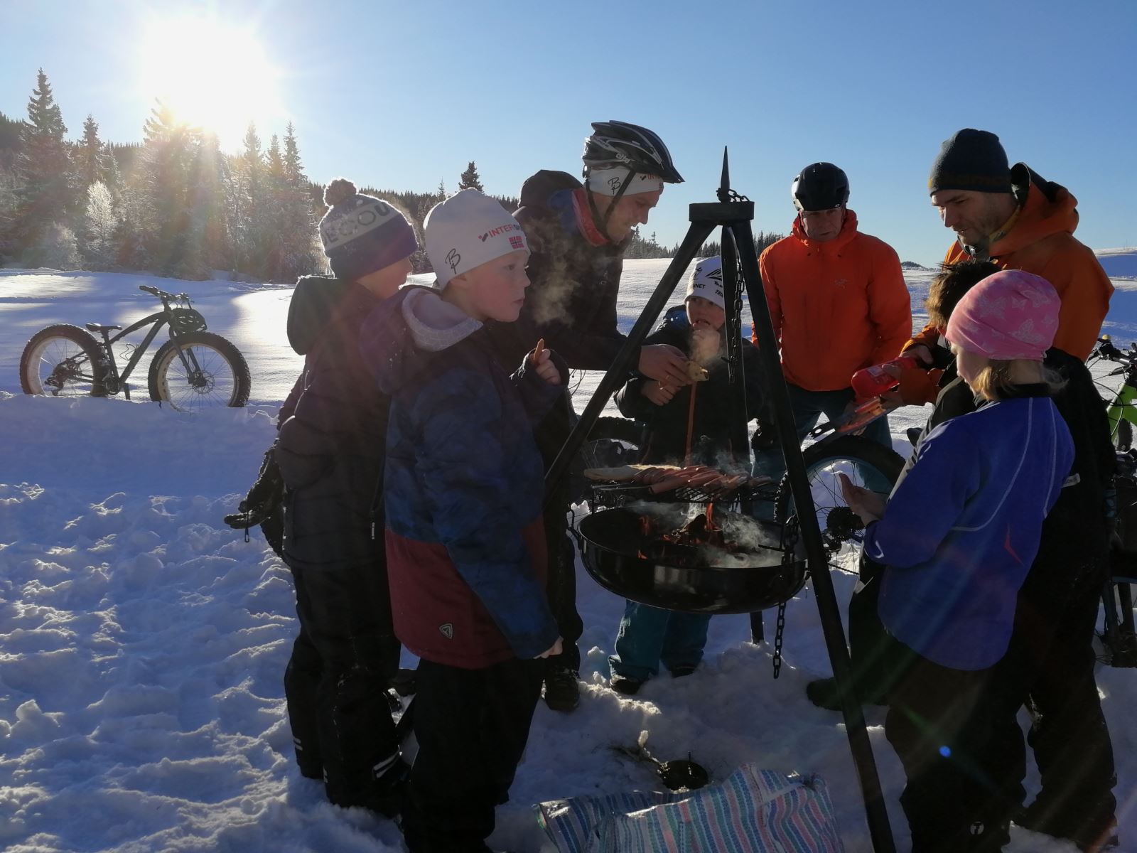 Fyr og pølser i bålpanna