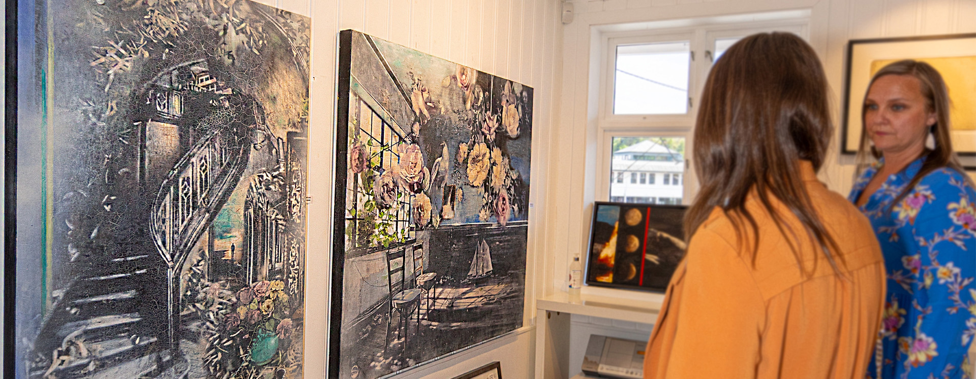 To damer ser på utstillingen på Galleri Nicolines hus i Kragerø