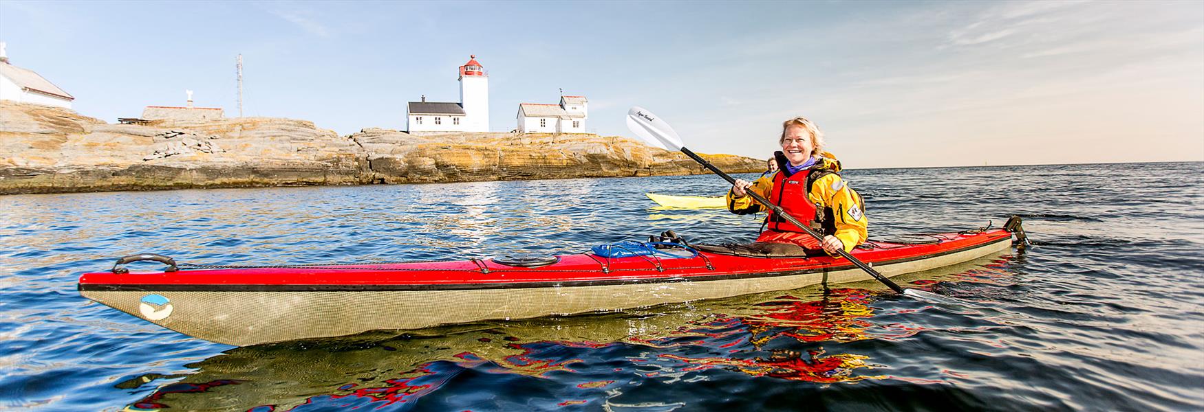 dame som padler forbi Langesund fyr