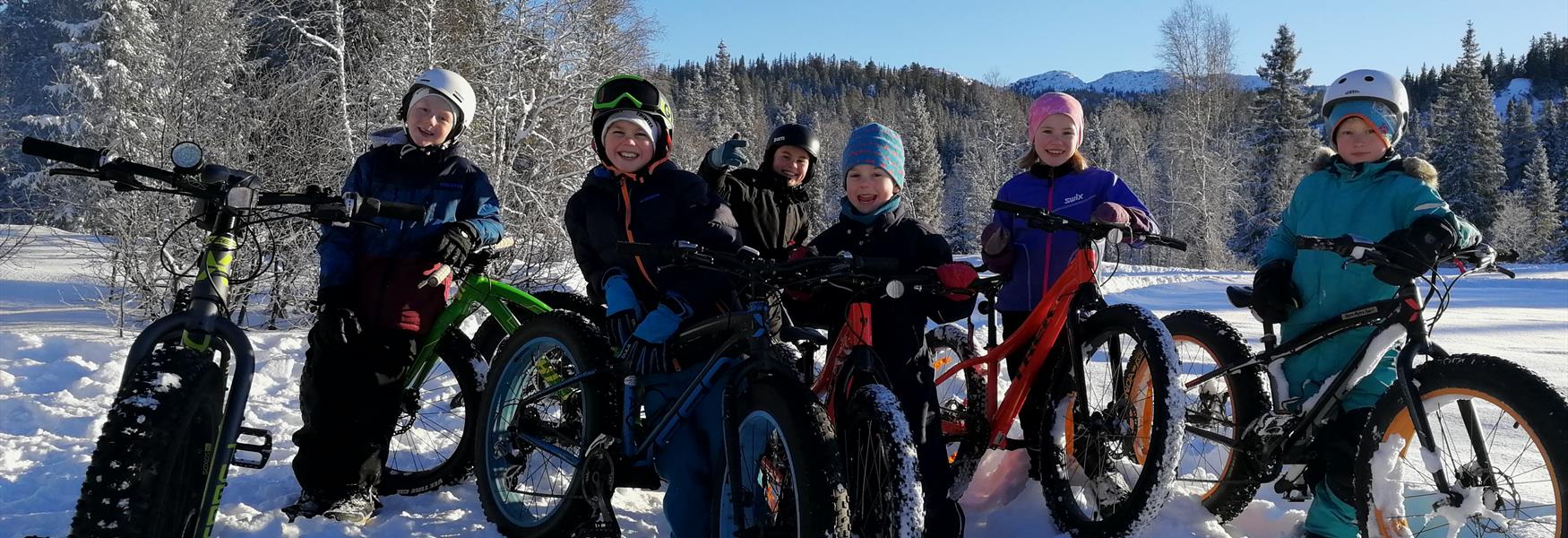 gruppe barn med fatbike på vintersykkelløype på Øyfjell