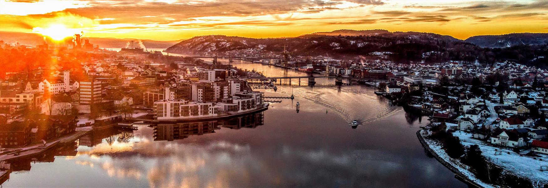 dronebilde av Porsgrunn sentrum med Porsgrunnselva en vinterkveld