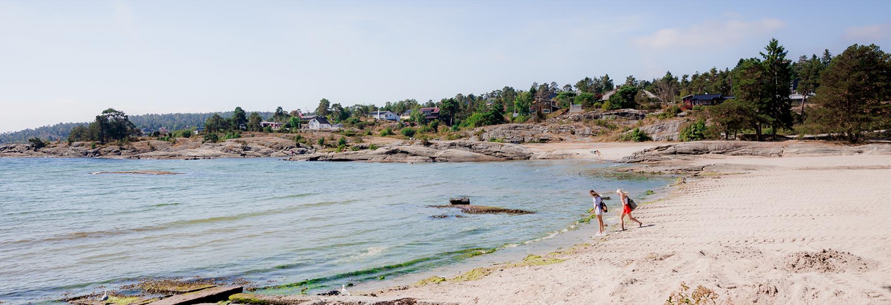 2 children by a sandy beach on Rognstrand