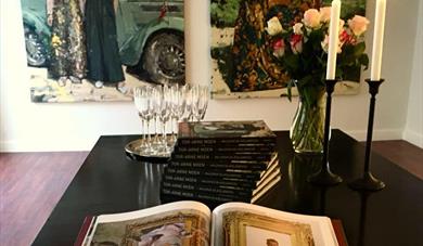 bøker som ligger på bordet