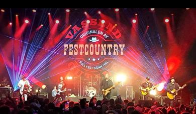 Vassendgutane fyller scener over hele landet