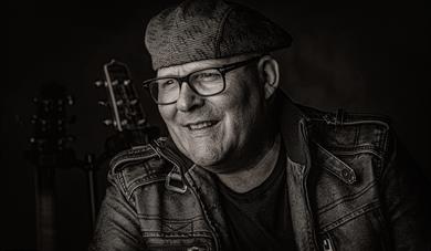 sort hvitt bilder av mann med lue og sorte briller