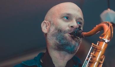 mann som spiller saxofon