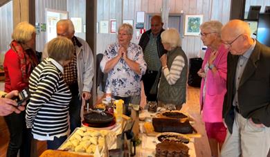 Deltakarar og produkt under blåbærfestivalen på Åmdals Verk gruver.