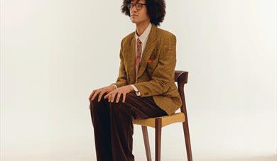 mann som sitter på en stol