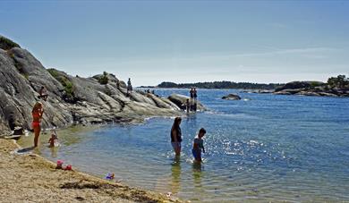 folk som bader på Ivarsand badeplass
