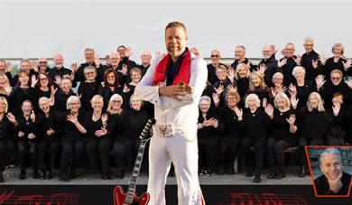 mann foran gruppe av damer