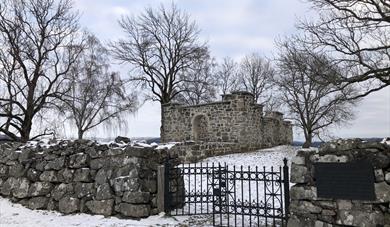 Holla kyrkjeruin