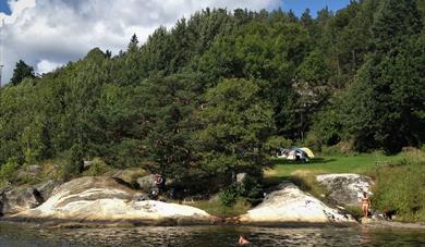 svaberg på Slerva badeplass ved Hellefjorden