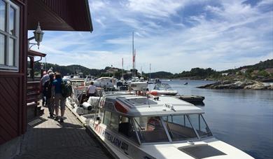 the taxi boat is located on the pier in Valle