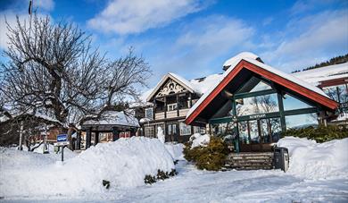 Entrance Straand Hotel in winter