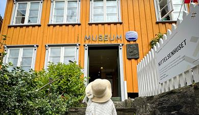 Jente utenfor Kittelsenhuset i Kragerø.