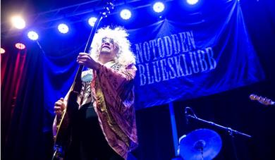 mann som spiller på en gitar