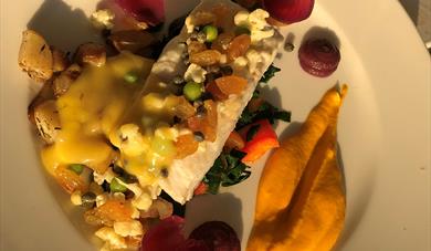 kveite servert med pure og grønnsaker