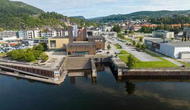 Bok og Blueshuset ved industripromenaden i Notodden