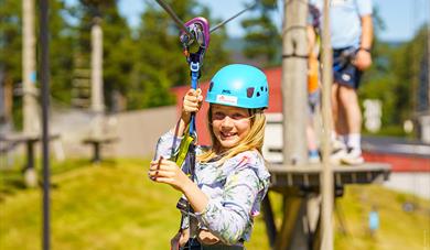jente i klatreparken på Skien fritidsparken
