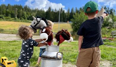 barn med kjepphester på Brekka Gård i Skien