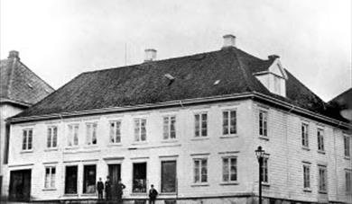 gammelt bilde av Stockmannsgården i Skien