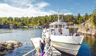 folk på båttur i skjærgården