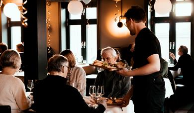 gjester på Eyde Bar & Restaurant AS