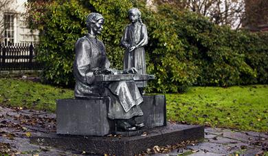 "Tonen" av Dyre Vaa står mellom Telemark Kunstsenter og Skien kirke.