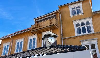 utvendig fasade torghandleriet. Gult hus.