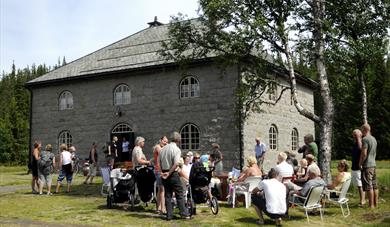 Museumsbygg i kila granitt på Øyfjell bygdemuseum, Vest-Telemark museum.