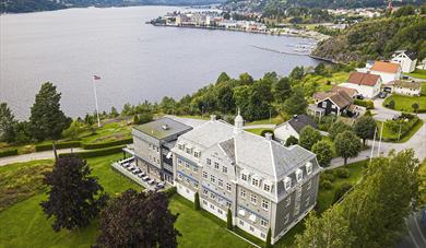 dronebilde fra Brattrein Hotell med Notodden by i bakgrunn.Foto