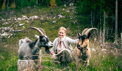gårdsdriver på Åsbergtunet, Anette, med geiter