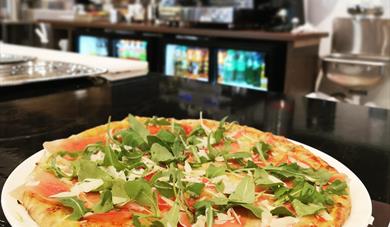 italiensk pizza med ruccola. brunt interiør