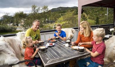 Familiekos på uteserveringen på Lifjellstua