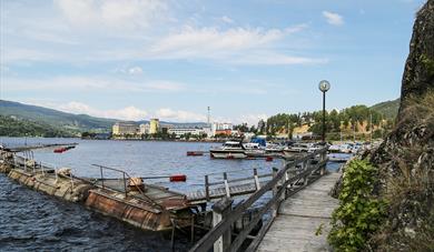 Notodden Motorbåtforenings Gjestehavn med Notodden by i bakgrunn. Foto