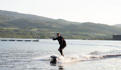 mann på elsurfbrett fra Notodden Opplevelser