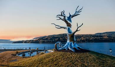 Skulpturen TRE langs industripromenaden på Notodden.