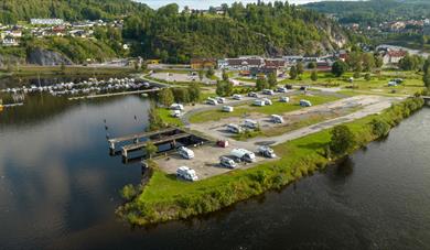 dronebilde av Notodden Bobilcamp