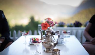 dessert og kaffe på terrassebord på restauranten på Nutheim Gjestgiveri