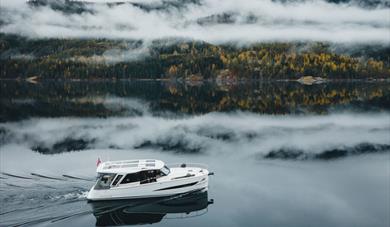 elektrisk cabincruiser fra Canak Boats Telemark kjører opp Telemarkskanalen om høsten