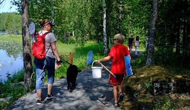 Familie med fiskeutstyr langs veien rundt Tinnemyra, Notodden. Foto